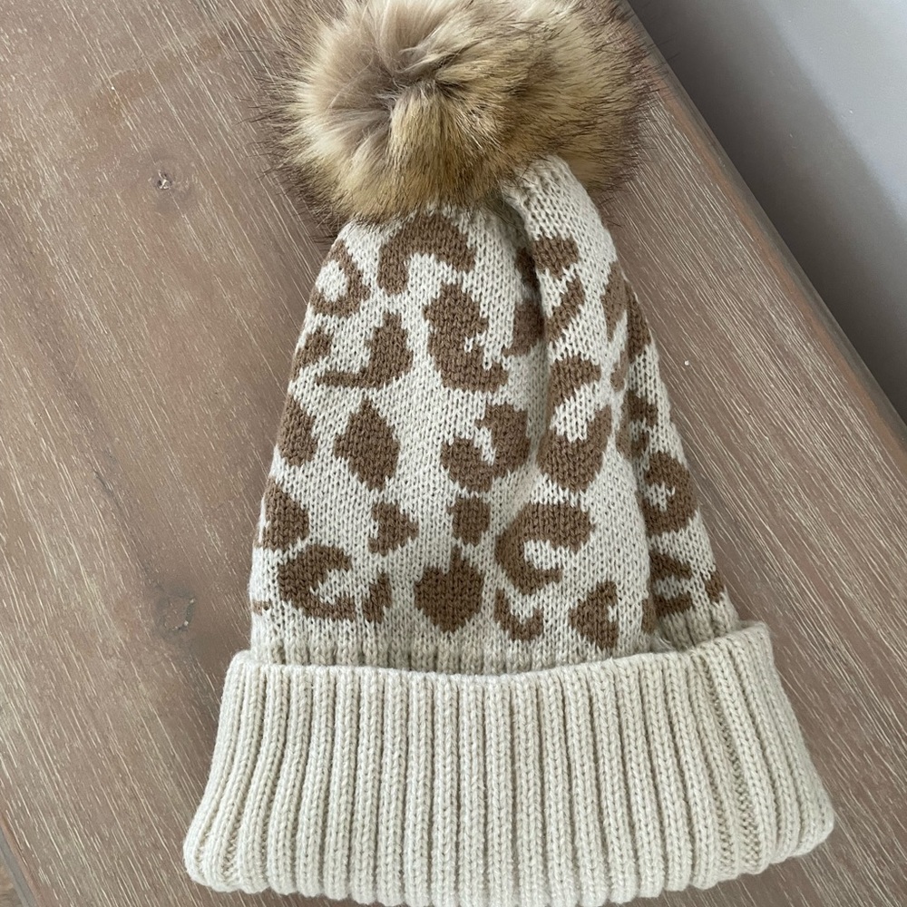 Women’s pom pom hat